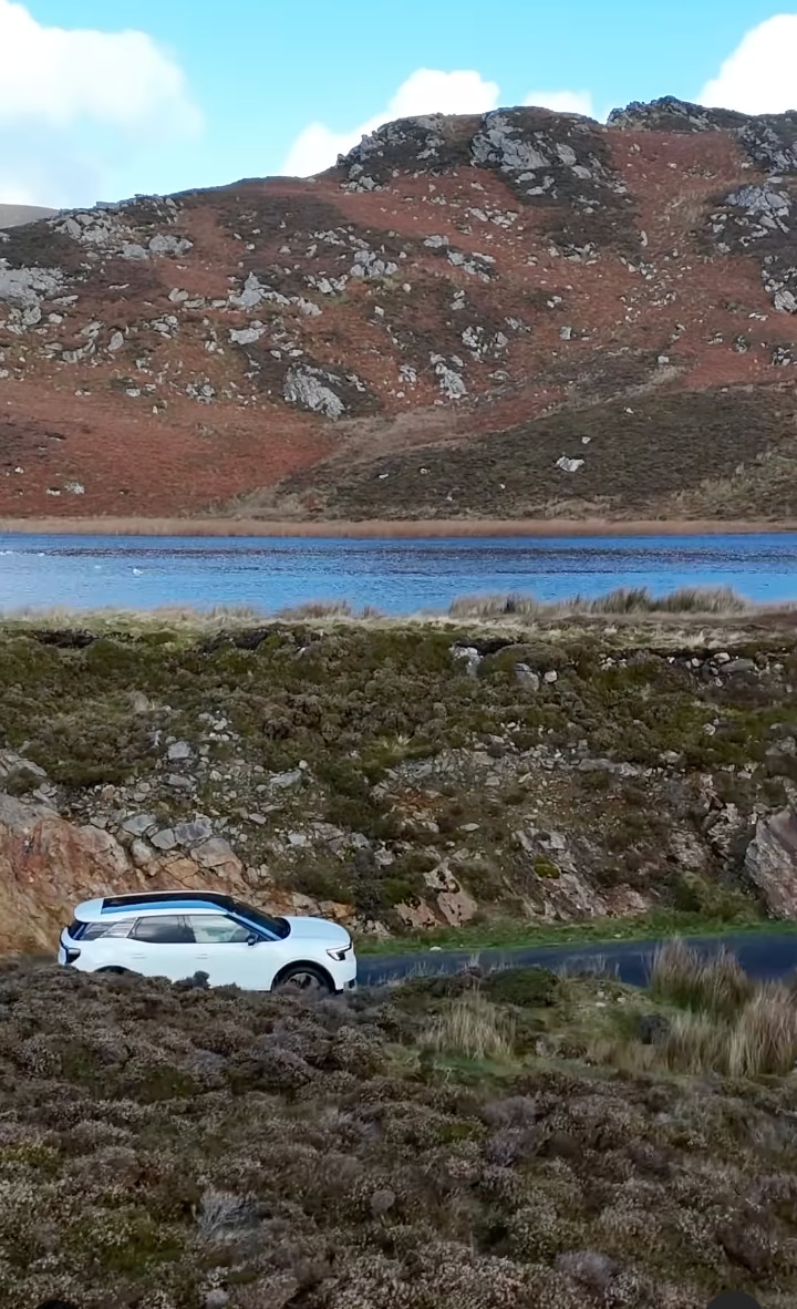 Explorer taking Wild Atlantic Way. LICENSE EXPIRES: PERPETUAL - LICENSE BY: Ford Europe LICENSE SCOPE: A - Earned editorial, press releases, press kits. B - All non-broadcast digital and online media. C - All non-broadcast digital and online media, plus Retail and POS (showrooms, events etc). D - All print media (newspaper, magazine etc) REGION: Global COPYRIGHT AND IMAGE RIGHTS: This content is solely for editorial use and for providing individual users with information. Any storage in databases, or any distribution to third parties within the scope of commercial use, or for commercial use is permitted with written consent from Ford of Europe only.